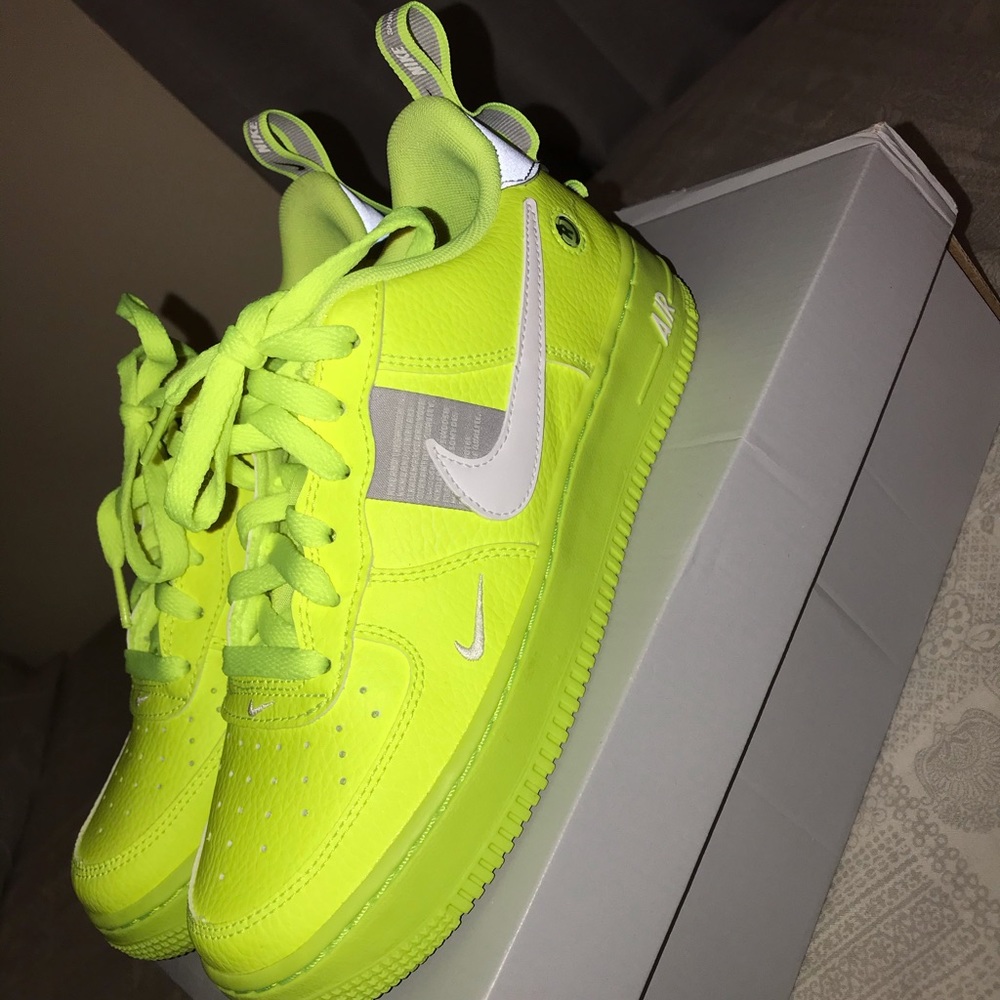 Nike Air Force 1 LV8 utility - volt